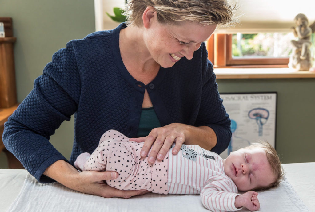 Biodynamisk Kranio-Sakral terapi baby. Her ser man et eksempel på en behandling, der foregår i trygge rammer, helt på barnets præmisser.