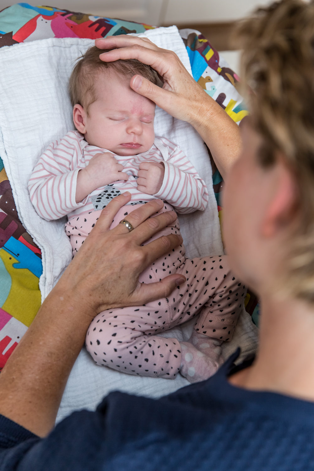 Hvordan foregår en baby behandling med Biodynamisk Kranio-Sakral Terapi? En baby behandling foregår i trygge rammer, Du som forældre er vigtig for barnets tryghed, og det kan være at behandlingen foregår imens du ammer eller sidder med barnet. Jeg bruger barnets sprog - sansning - derfor er det så effektfuldt. Ring/sms Lis Hauge på 40199714