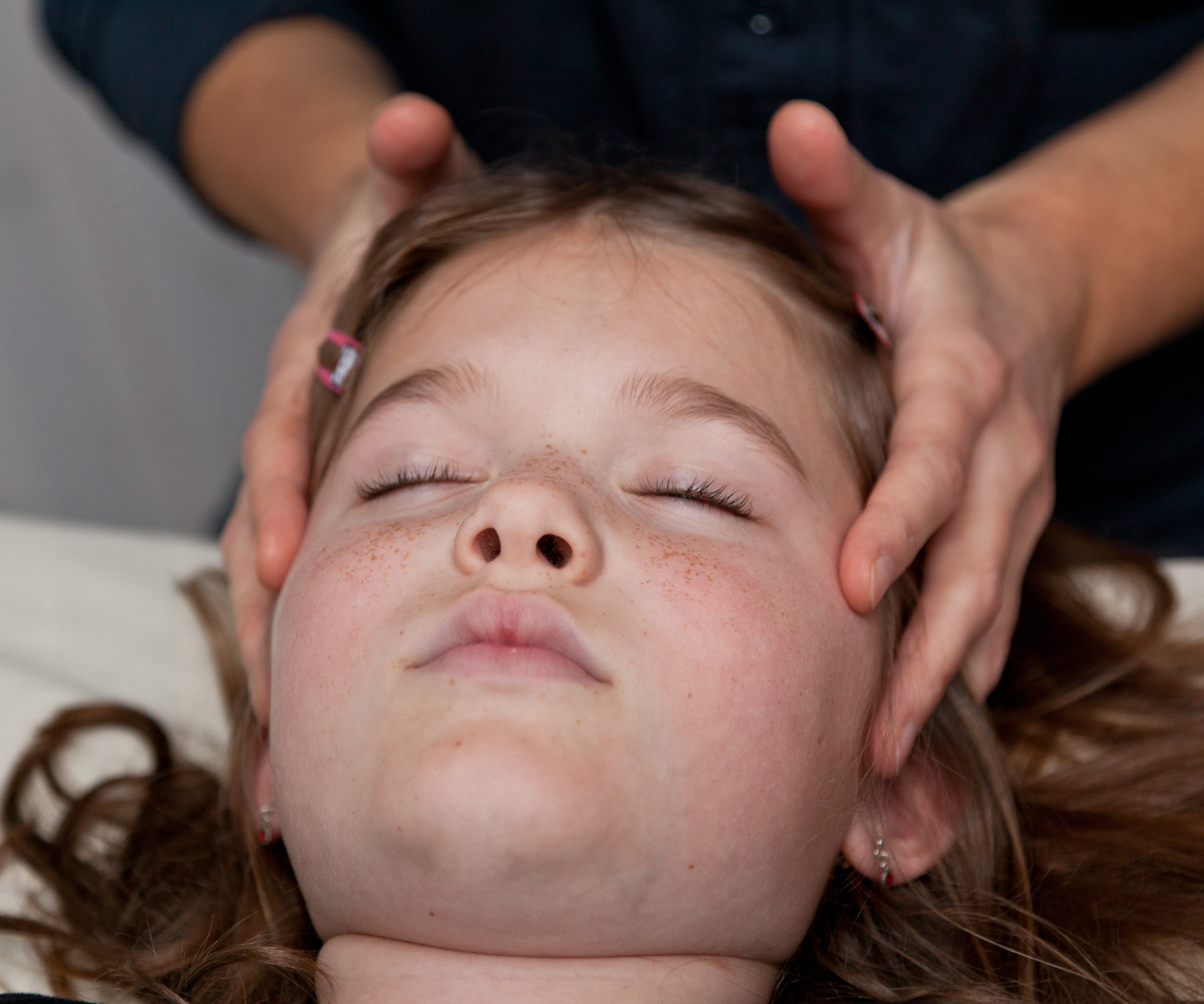 Absencer er en form for anfald af epilepsi, hvor barnet er "væk" i nogle sekunder. De stirrer ud i det blå, hvorefter de kommer til sig selv. Nervesystemet er overaktivt og kan normaliseres med Biodynamisk Kranio-Sakral Terapi. Ring/ sms eksamineret børne terapeut, Lis Hauge, på 40199714, og hør om mulighederne.